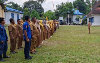 Apel Gabungan yang dihadiri lintas sektor Kecamatan Siabu bersama jajaran staf di halaman Kantor Kecamatan Siabu, Senin (24/8/2026).