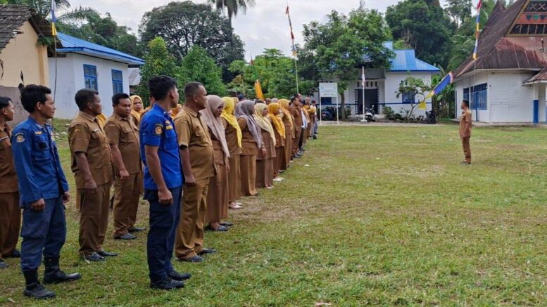 Apel Gabungan yang dihadiri lintas sektor Kecamatan Siabu bersama jajaran staf di halaman Kantor Kecamatan Siabu, Senin (24/8/2026).