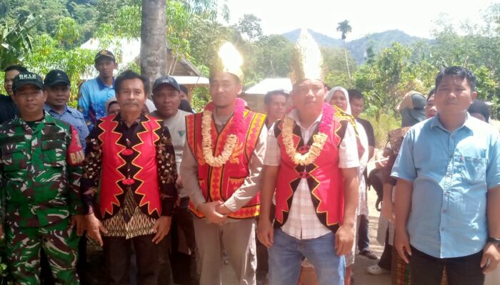Kunjungi Aek Tombang, Camat Siabu Dipakaikan Pakaian Adat Nias