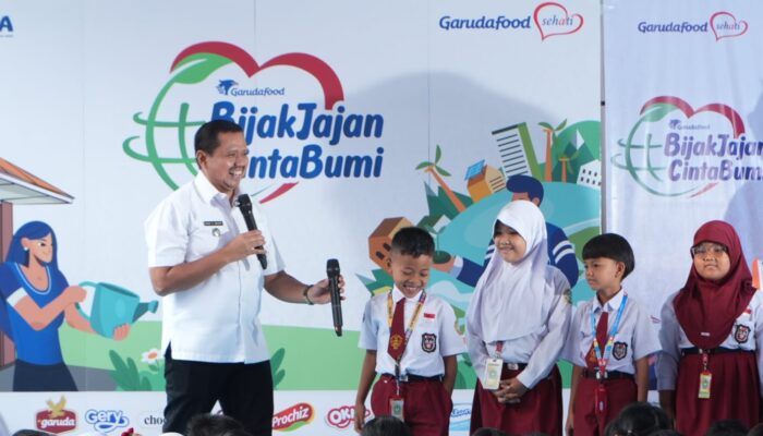 Bupati Sumedang Ajak Siswa SDN Tegalkalong Bijak Jajan dan Pilah Sampah