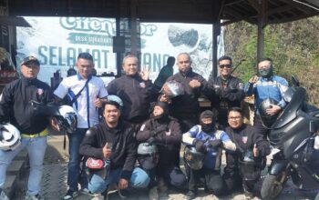Anggota NCI Korwil Cianjur Kota berfoto bersama usai mengikuti touring motor menuju Wisata Alam