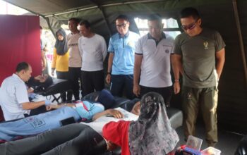 Danlanal Tegal Letkol Laut (P) Tato Taufiqurochman (dua dari kanan) saat meninjau pengobatan gratis
