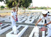 Danlanal Tegal (tengah) saat melakukan ziarah ke TMP