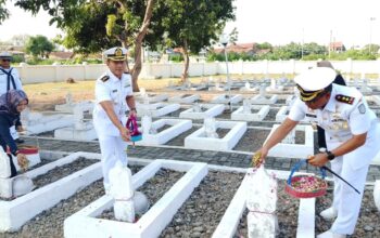 Danlanal Tegal (tengah) saat melakukan ziarah ke TMP