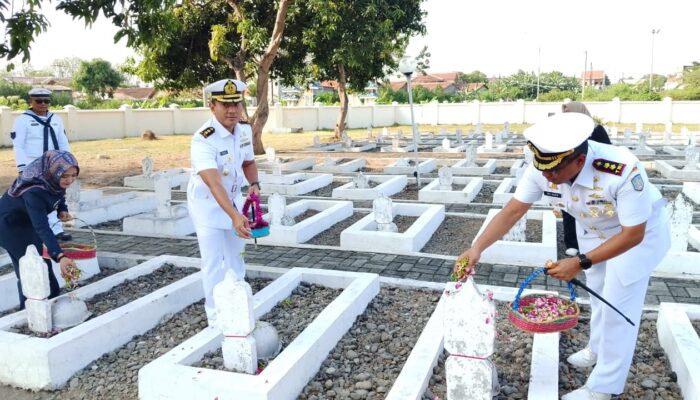 Peringati HUT Ke-81 TNI AL, Prajurit Lanal Tegal Ziarah ke TMP Pura Kusuma Negara