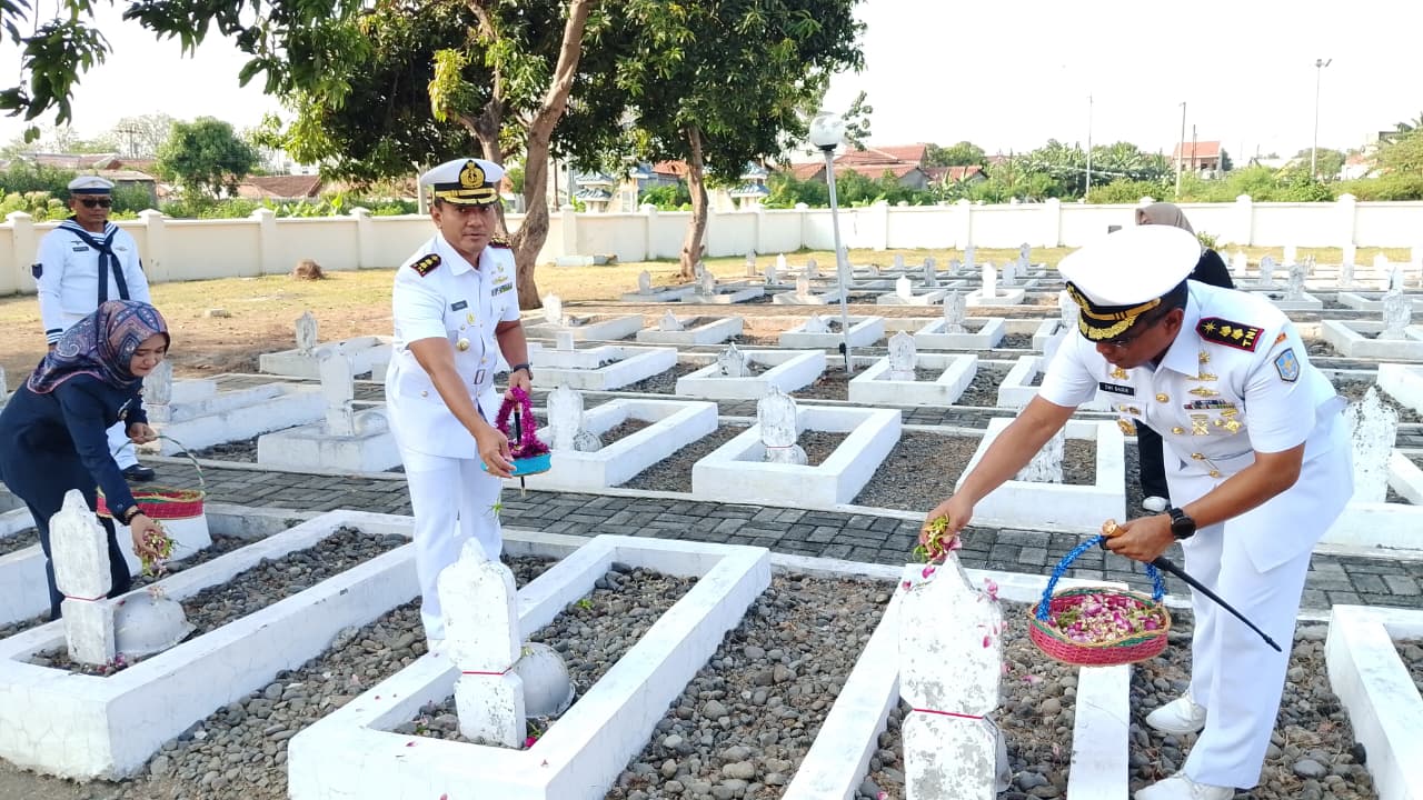 Danlanal Tegal (tengah) saat melakukan ziarah ke TMP