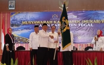 Hutri Agus Mardiko menerima Pataka KADIN usai ditetapkan sebagai Ketua