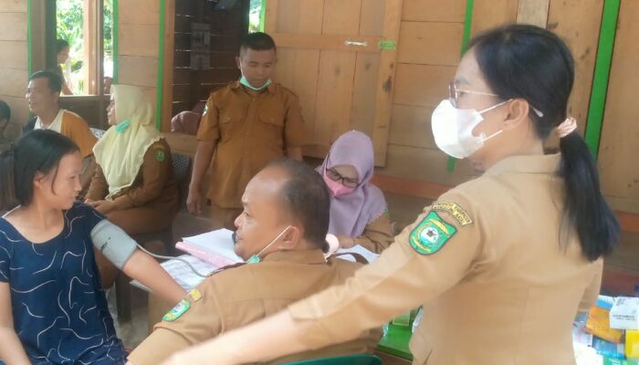 Puskesmas Siabu Tempuh Medan Ekstrem Layani CKG di Dua Dusun Terpencil