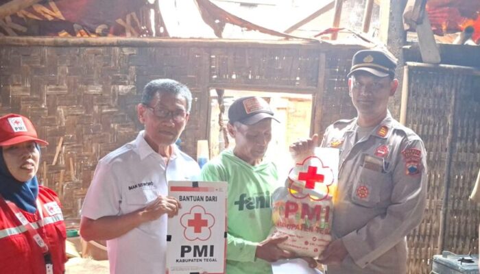Rumah Warga di Lebakwangi Tegal Terbakar Akibat Korsleting Listrik, PMI Salurkan Bantuan