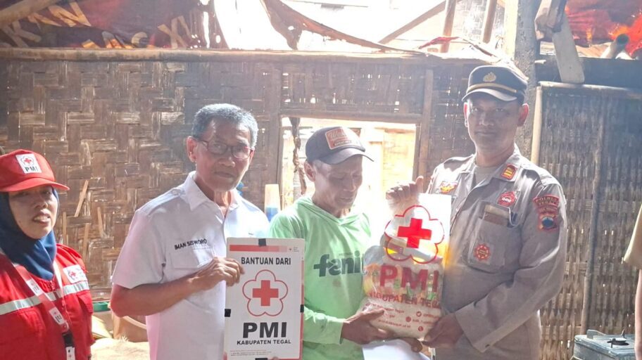 Ketua PMI Kabupaten Tegal, Iman Sisworo didampingi Kapolsek Jatinegara