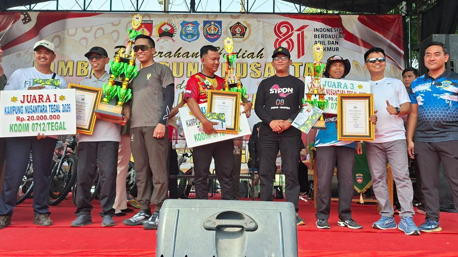 Para juara usai penyerahan hadiah foto bersama Dandim Tegal