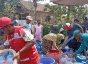 Penyaluran bantuan air bersih dari SD Muhammadiyah Slawi melalui PMI Kabupaten Tegal
