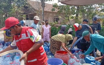 Penyaluran bantuan air bersih dari SD Muhammadiyah Slawi melalui PMI Kabupaten Tegal