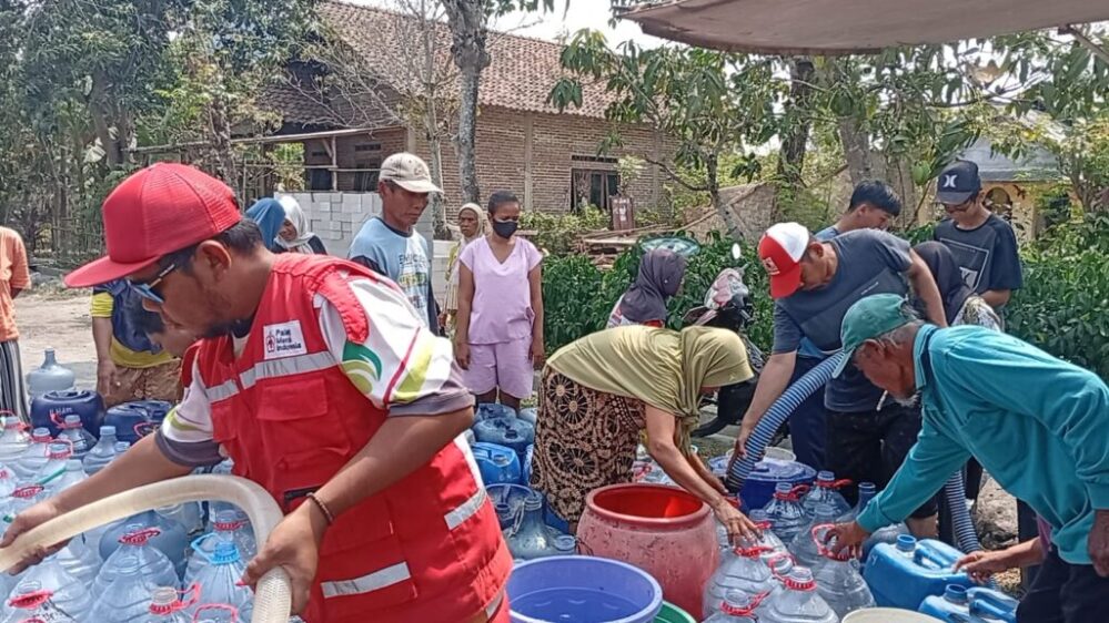Penyaluran bantuan air bersih dari SD Muhammadiyah Slawi melalui PMI Kabupaten Tegal