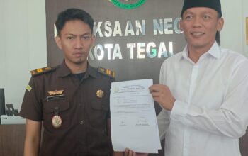 Putra Fajar Sunjaya (kanan) menyerahkan surat penarikan pemberia maaf oleh kliennyan Ponco Diyono