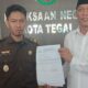 Putra Fajar Sunjaya (kanan) menyerahkan surat penarikan pemberia maaf oleh kliennyan Ponco Diyono
