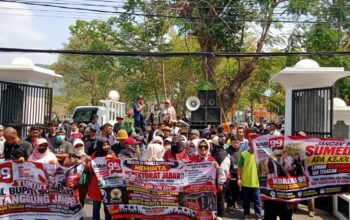 Ratusan Massa Kepung DPRD Sumedang, Tuntut Transparansi Kasus Wabup