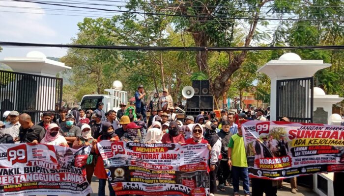 Ratusan Massa Kepung DPRD Sumedang, Tuntut Transparansi Kasus Wabup