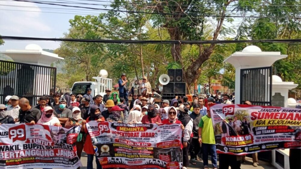 Ratusan Massa Kepung DPRD Sumedang, Tuntut Transparansi Kasus Wabup