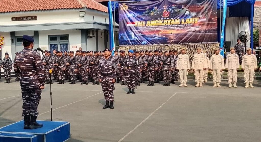 Upacara peringatan HUT Ke-81 TNI AL di halaman Mako Lanal Tegal