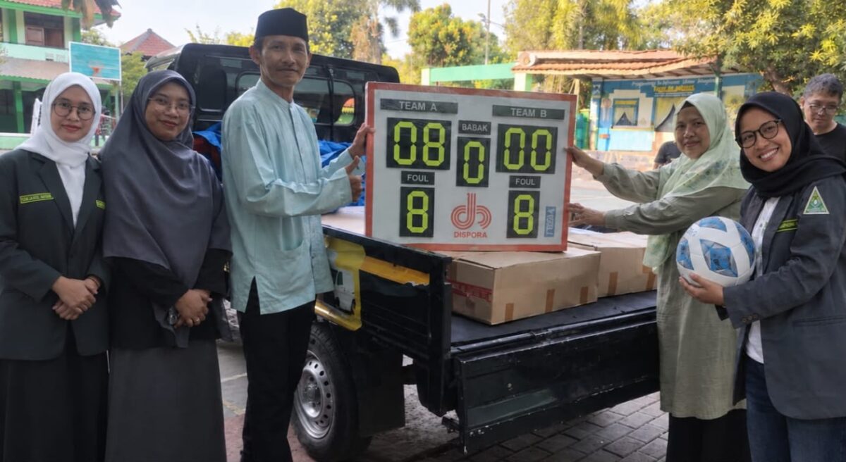 IPPNU DKI Salurkan Bantuan Alat Olahraga ke MTsN 15