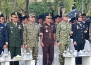 Danlanal Tegal Letko Laut (P) Tato Taufiqurohman (tiga dari kiri) saat mengikuti upacara Sumpah Pemuda di Lapangan Pemkab Tegal