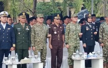 Danlanal Tegal Letko Laut (P) Tato Taufiqurohman (tiga dari kiri) saat mengikuti upacara Sumpah Pemuda di Lapangan Pemkab Tegal
