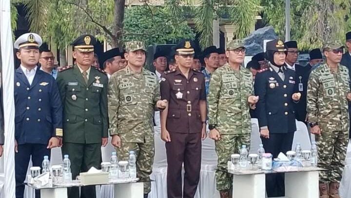 Danlanal Tegal Letko Laut (P) Tato Taufiqurohman (tiga dari kiri) saat mengikuti upacara Sumpah Pemuda di Lapangan Pemkab Tegal