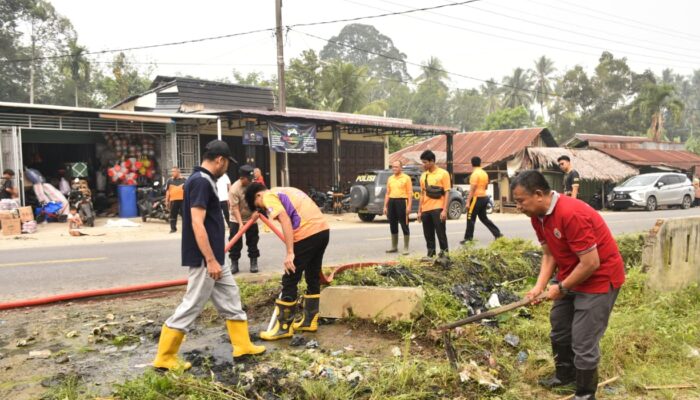 Green Policing Polsek Siabu Bersama Forkopincam Atasi Genangan Jalinsum Medan-Padang