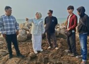 Ketua Komisi III DPRD Kabupaten Tegal, Umi Azkiyani, saat memimpin sidak di lokasi pengurugan pantai Kramat