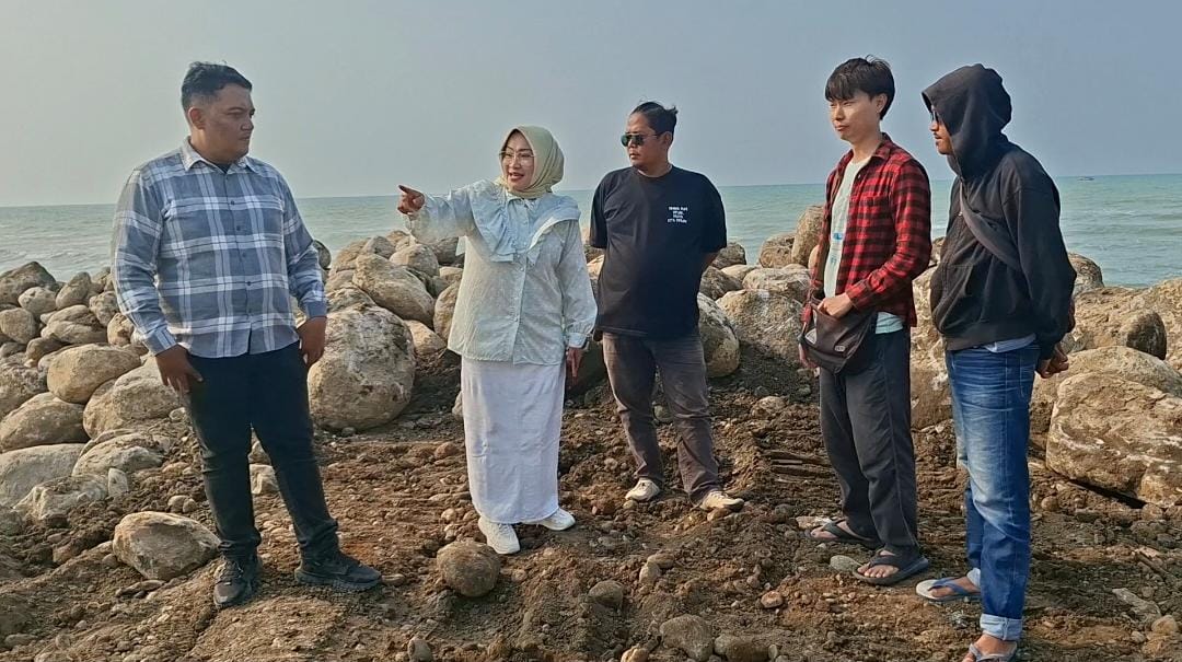 Ketua Komisi III DPRD Kabupaten Tegal, Umi Azkiyani, saat memimpin sidak di lokasi pengurugan pantai Kramat
