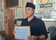Koordinator MTB, Adv. Ismet Gunawan menunjukan berkas laporan ke Kejaksaan Negeri Kab. Tegal