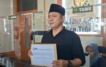 Koordinator MTB, Adv. Ismet Gunawan menunjukan berkas laporan ke Kejaksaan Negeri Kab. Tegal
