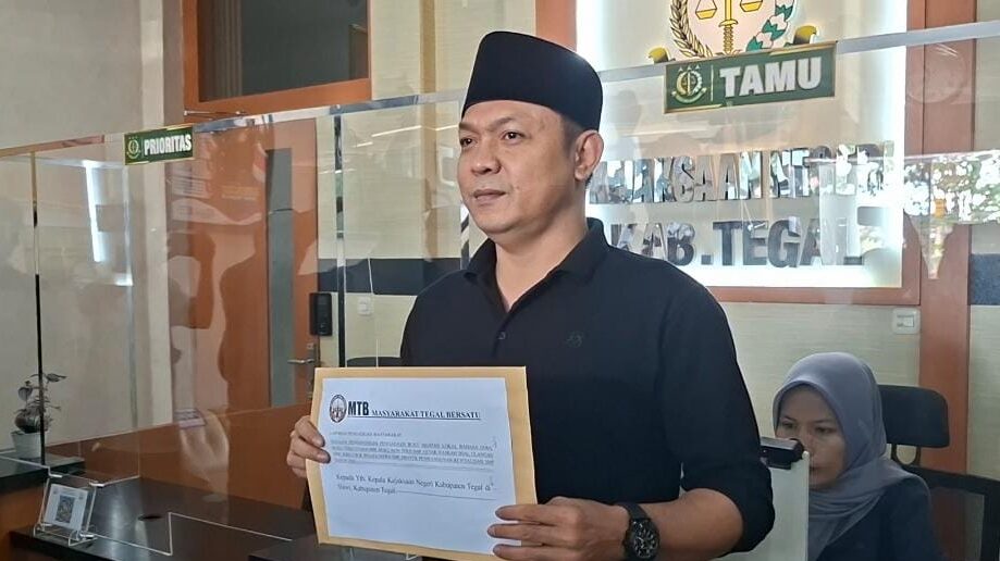 Koordinator MTB, Adv. Ismet Gunawan menunjukan berkas laporan ke Kejaksaan Negeri Kab. Tegal