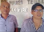 Laila Kadir (kanan) memberikan keterangan kepada Wartawan di Polres Tegal Kota