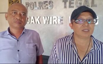 Laila Kadir (kanan) memberikan keterangan kepada Wartawan di Polres Tegal Kota