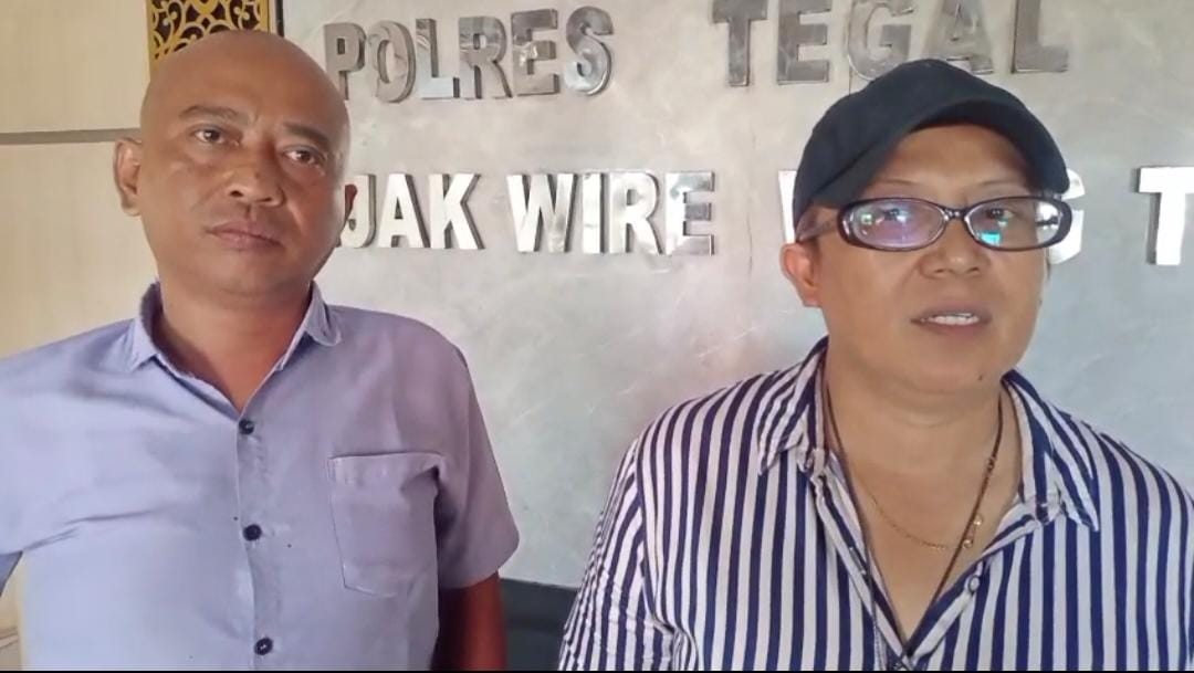 Laila Kadir (kanan) memberikan keterangan kepada Wartawan di Polres Tegal Kota