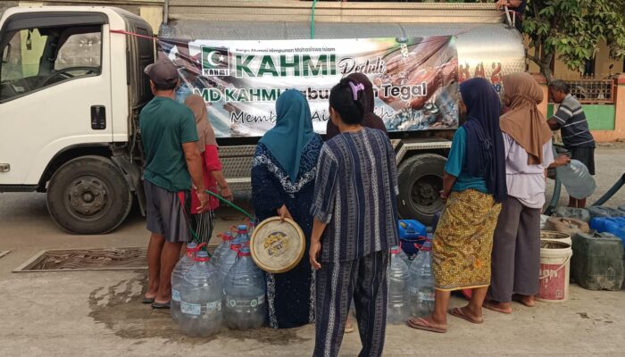 Warga Dua Desa di Tegal Kesulitan Air Bersih, KAHMI Salurkan 10 Tangki Bantuan