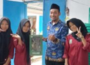 Sejumlah pelajar SMK Muhammadiyah Siabu memberikan kejutan kepada Camat Siabu, Ahmad Fadhalan Lubis, S.Sos., M.M., di ruang kerjanya