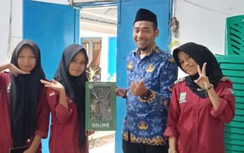 Sejumlah pelajar SMK Muhammadiyah Siabu memberikan kejutan kepada Camat Siabu, Ahmad Fadhalan Lubis, S.Sos., M.M., di ruang kerjanya