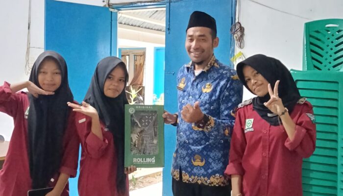 Pelajar SMK Muhammadiyah Siabu Beri Kejutan kepada Camat