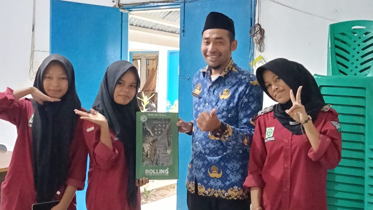 Sejumlah pelajar SMK Muhammadiyah Siabu memberikan kejutan kepada Camat Siabu, Ahmad Fadhalan Lubis, S.Sos., M.M., di ruang kerjanya